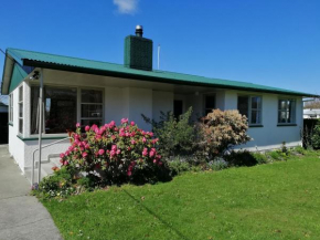 Super Central Cosy Greytown House with Garage